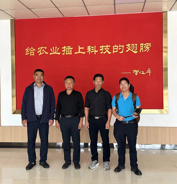 廣東省普寧市農(nóng)科所馮順洪所長、國家甘薯產(chǎn)業(yè)技術(shù)體系濟(jì)寧綜合實(shí)驗(yàn)站黃成星站長來金藤公司指導(dǎo)